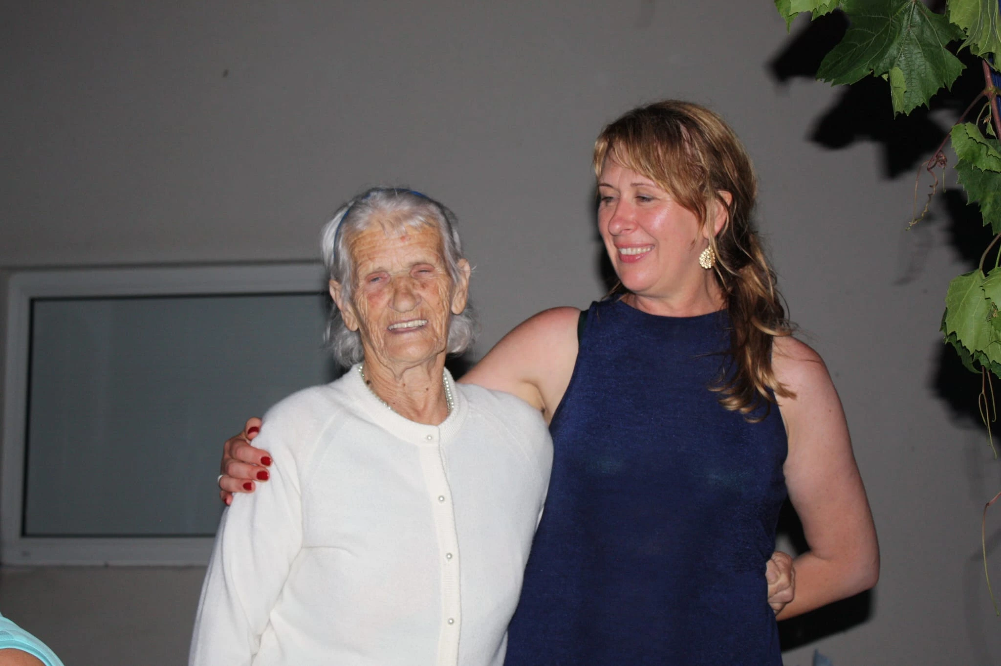 Bild Oma und Betreuerin Betreuungskraft mit Seniorin